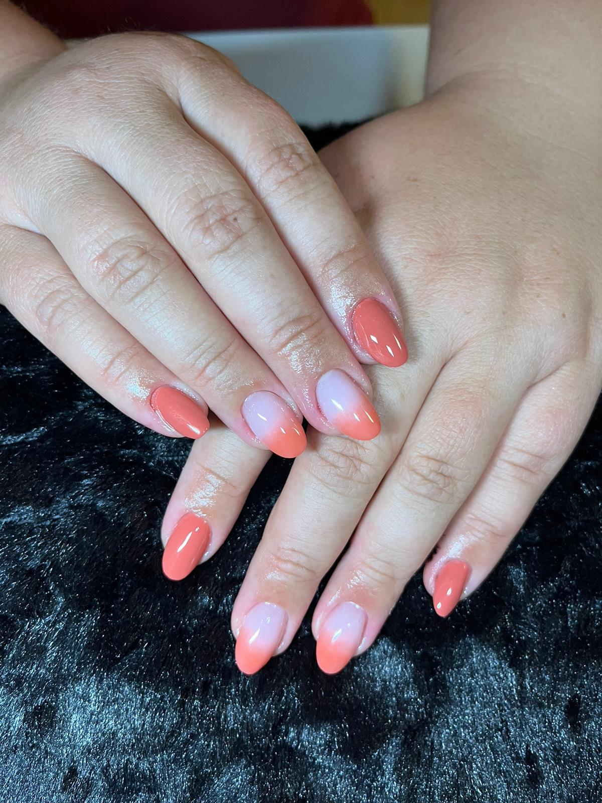 Koraalkleurige ombre nagels op zwart fluweel