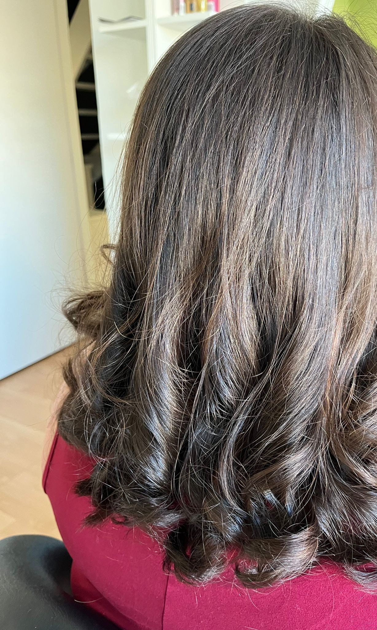 Lang donker haar in zachte slagen, geknipt en gestyled bij Manu's Beauty Salon